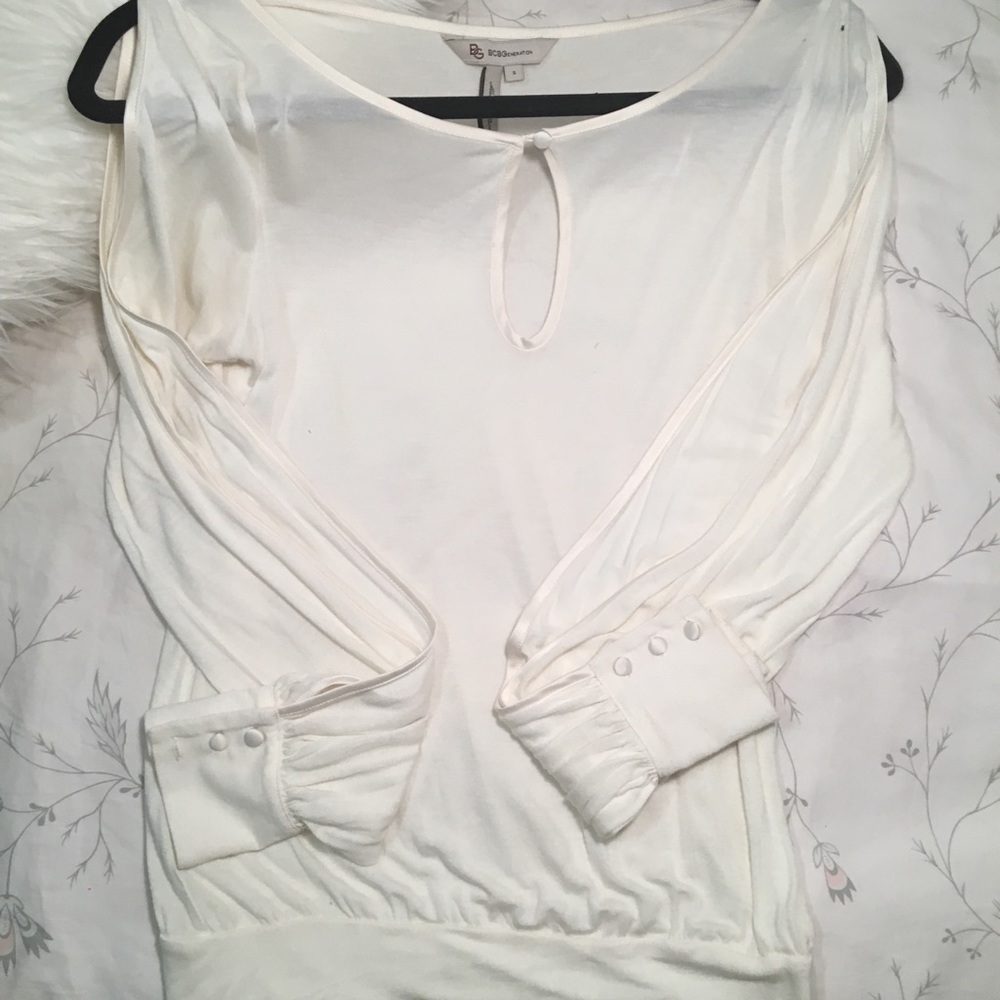 Beautiful, light and trendy blouse w/ open sleeves